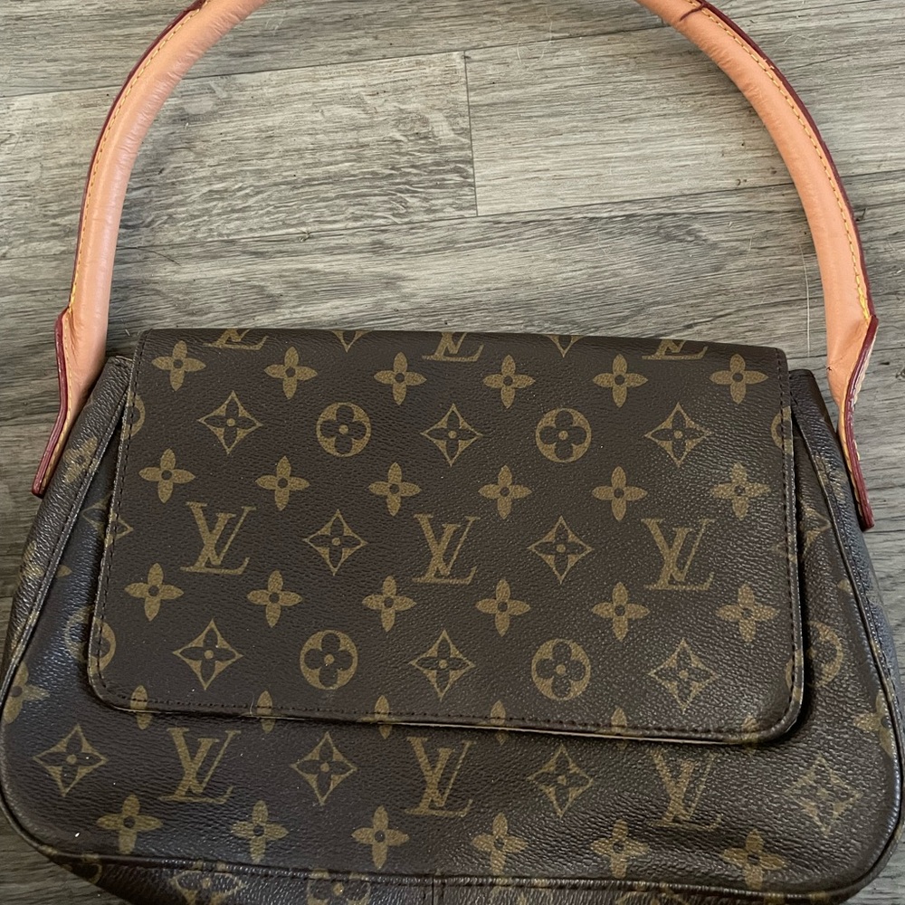 NOT AUTHENTIC!! Louis Vitton replica